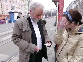 Mégis több lány szopja ingyen pornó filmek a fiúk mellbimbóit!