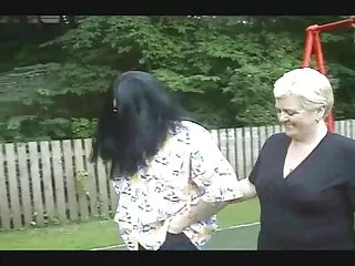 Mellevillogó London Lynn -t szabadban fektetik le ingyen porno net egy szörnyeteg kakassal